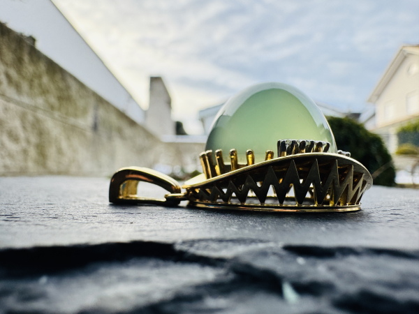 Hochwertiger Goldanhänger in 750er Gelbgold mit grünen Cabochon (Mondstein Durchmesser ca 20mm) und 9 Brillanten ca. 0,90 ct, ca.27,10g gesamt, (35)