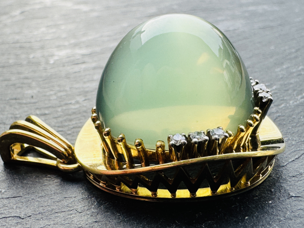 Hochwertiger Goldanhänger in 750er Gelbgold mit grünen Cabochon (Mondstein Durchmesser ca 20mm) und 9 Brillanten ca. 0,90 ct, ca.27,10g gesamt, (35)