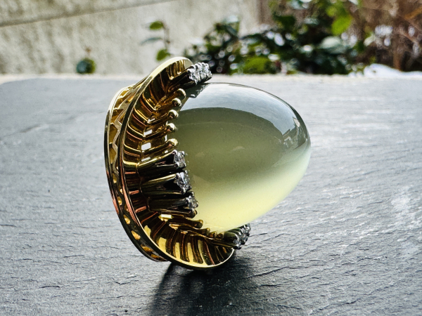 Hochwertiger Goldanhänger in 750er Gelbgold mit grünen Cabochon (Mondstein Durchmesser ca 20mm) und 9 Brillanten ca. 0,90 ct, ca.27,10g gesamt, (35)